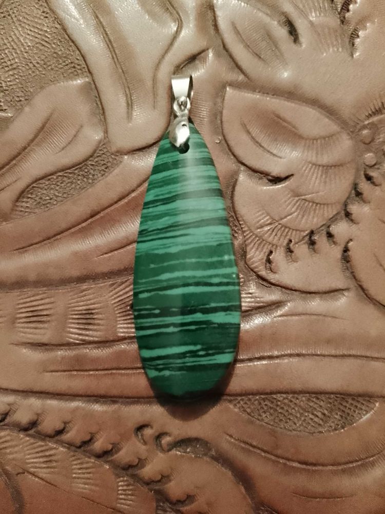 pendentif en plastique vert/vert fonc� sur m�tal argent�. 7 Carqueiranne (83)
