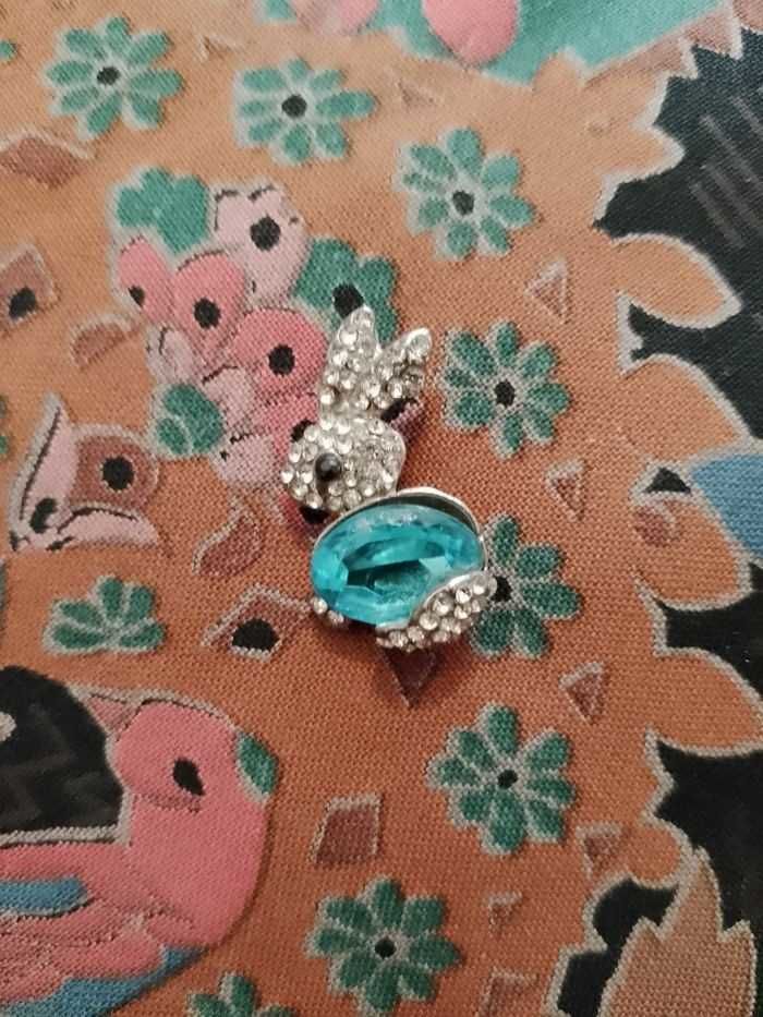 pendentif strass bleues claires/translucides sur m�tal argent� neuf. 7 Carqueiranne (83)