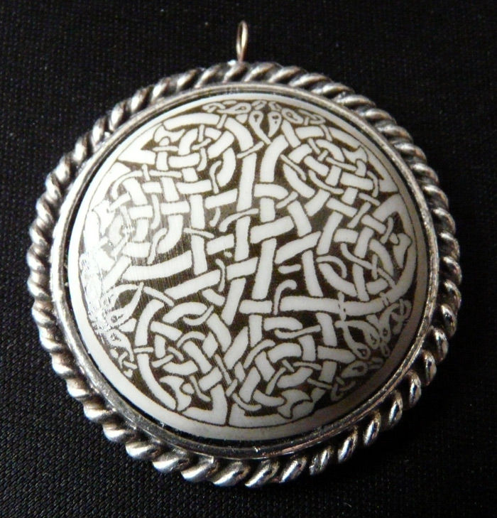 Pendentif de Style Celtique Nordique en Pierre et M�tal 14 Gravelines (59)