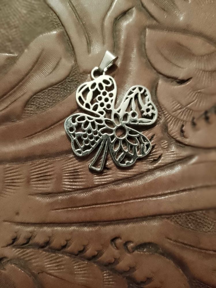 pendentif tr�fle en m�tal argent� neuf. 4 Carqueiranne (83)