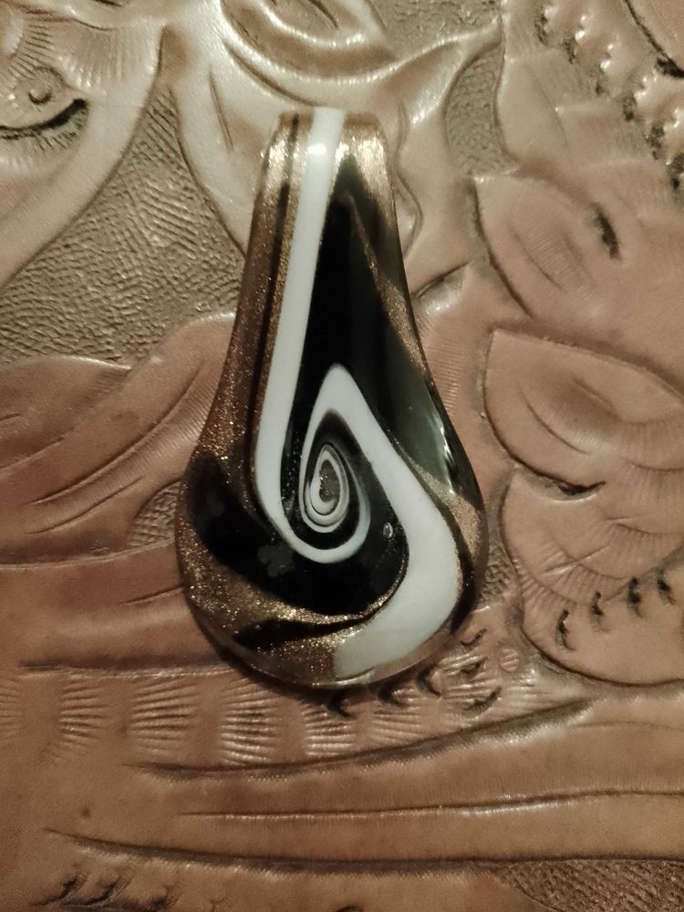 pendentif en verre dor� motif blanc/noir. 14 Carqueiranne (83)