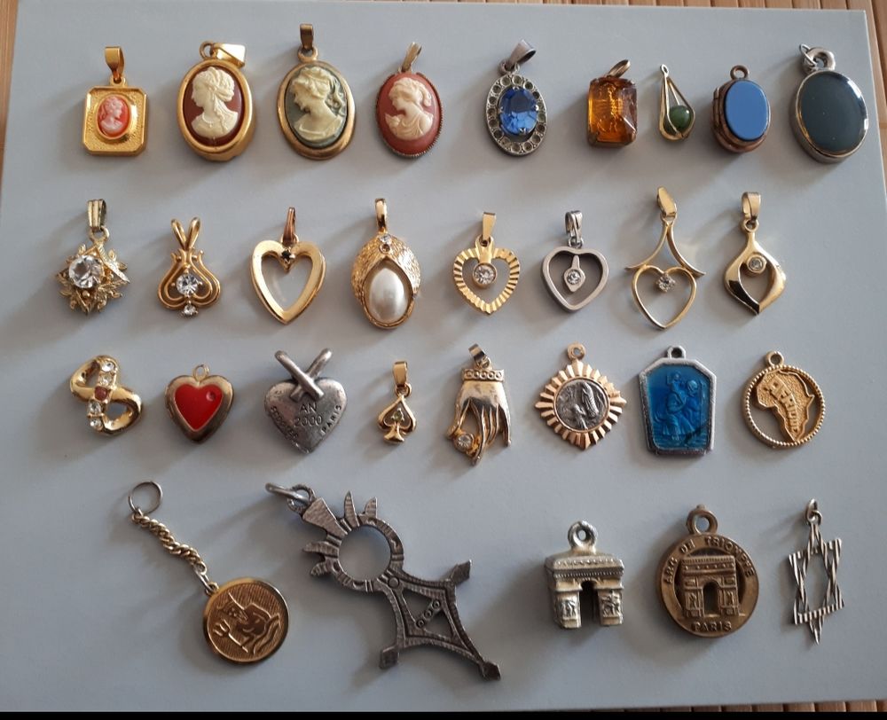 Lot pendentifs divers 50 Villemomble (93)