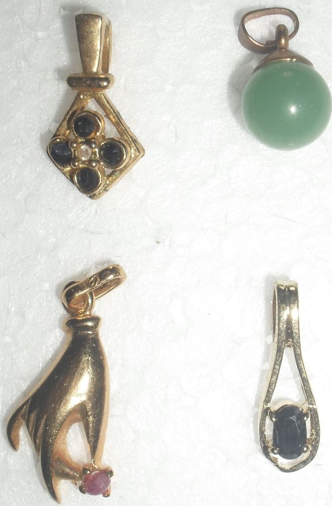 Lot de 4 pendentifs en tr�s bon �tat. 20 Montreuil (93)