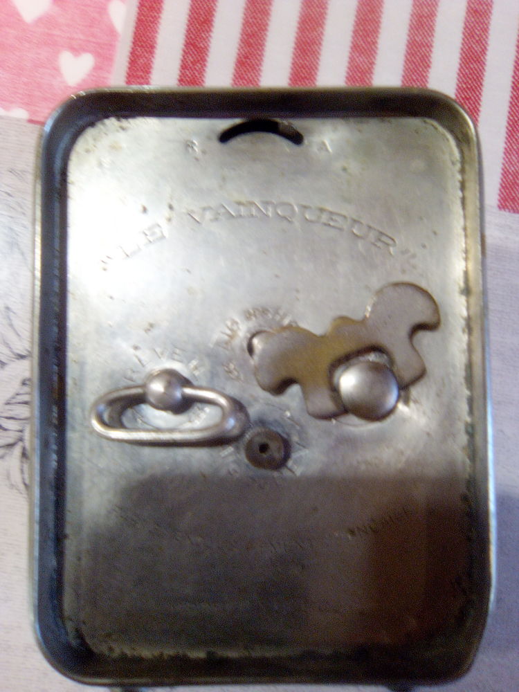 Pendule m�canique Le vainqueur ann�es 30,40 40 La Destrousse (13)