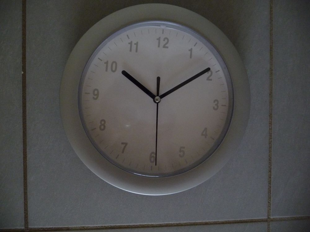 Pendule murale fond blanc forme ronde 10 Celles-sur-Belle (79)