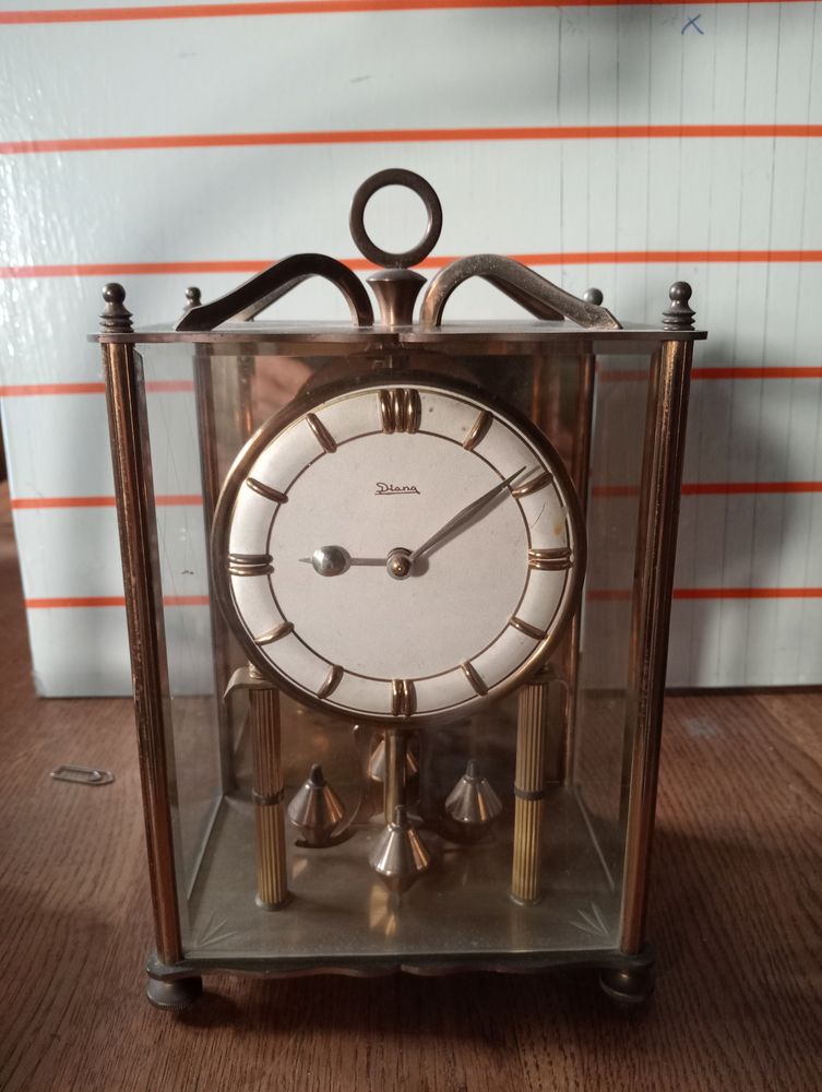 pendule de table Diana  vide grenier  50 Antony (92)