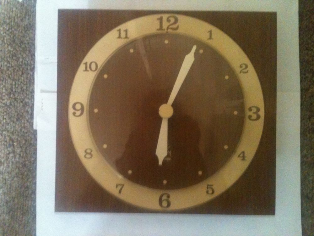 Pendule vintage formica marron imitation bois carr�e Japy. 25 Rouen (76)