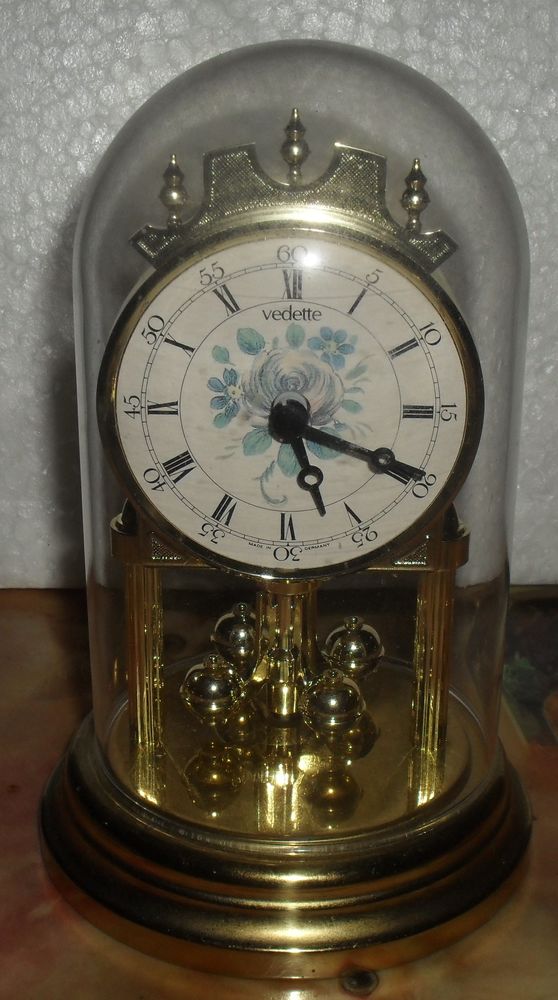 Pendulette dor�e sous cloche 
Marque Vedette 25 Montreuil (93)