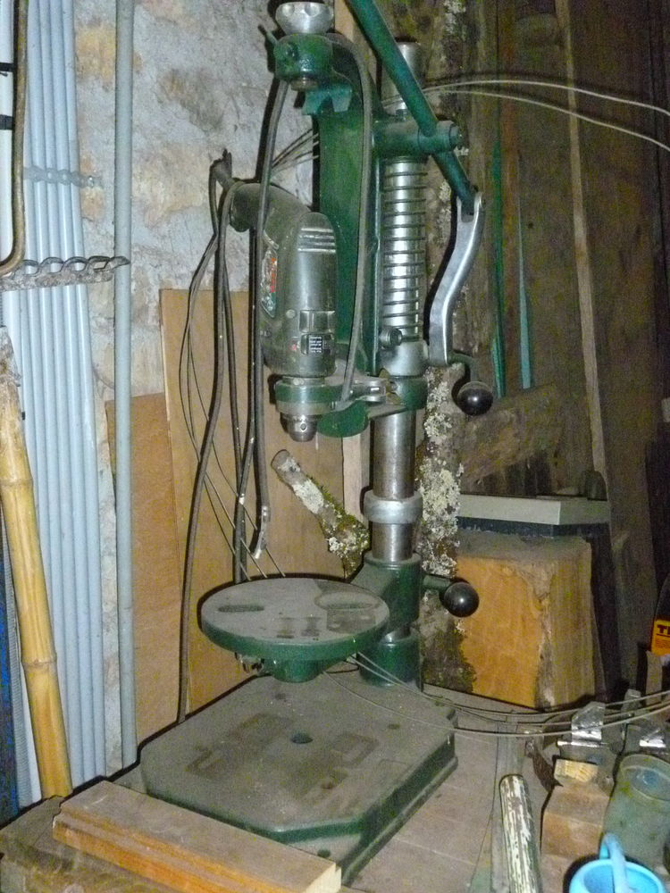 Perceuse  ancienne � colonne 140 Collonges-la-Rouge (19)