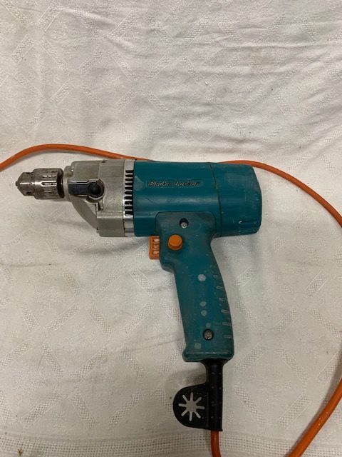 *B40 
Perceuse Black & Decker		 25 Marseille 6 (13)