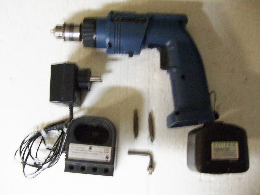 Perceuse et visseuse SF96B 9-6 v avec chargeur et batterie 15 Estr�es-Saint-Denis (60)