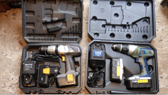 lot de 2 perceuses � batterie 30 �chassi�res (03)