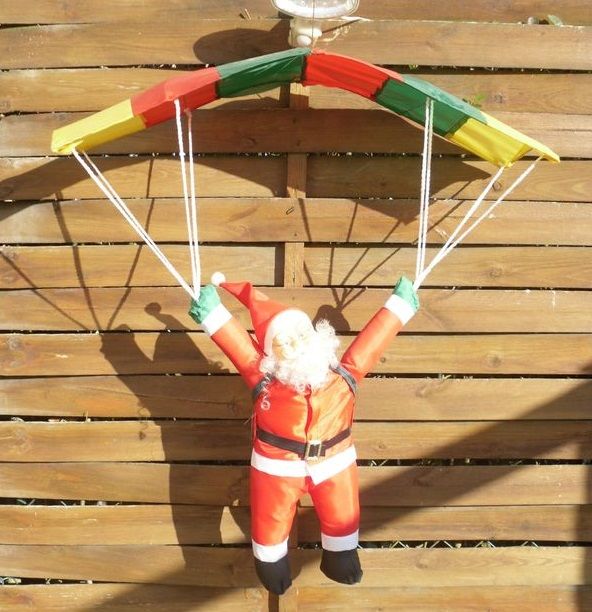 P�re Noel accroch� � son parachute 10 Beauchamp (95)