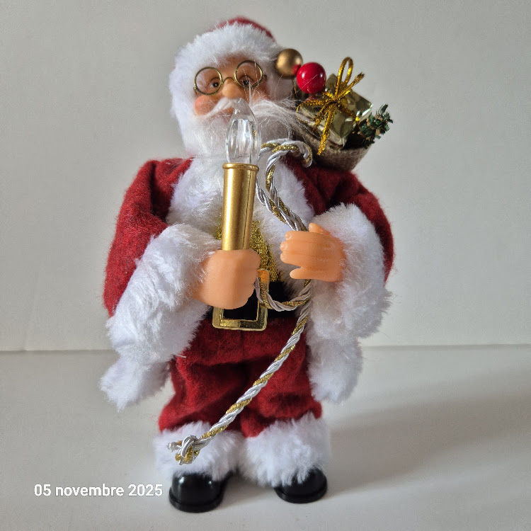 P�re Noel lumineux et chanteur , fonctionne � piles, R6 x 2 5 Saumur (49)