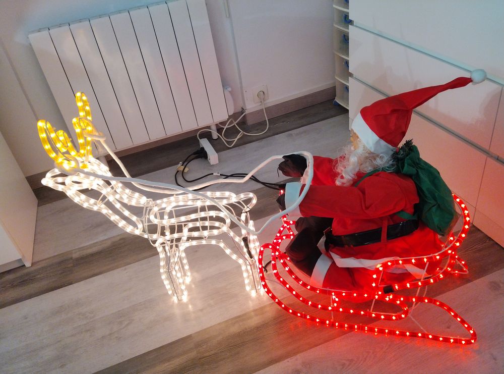 P�re Noel et traineau avec r�nnes 40 Savign�-sur-Lathan (37)