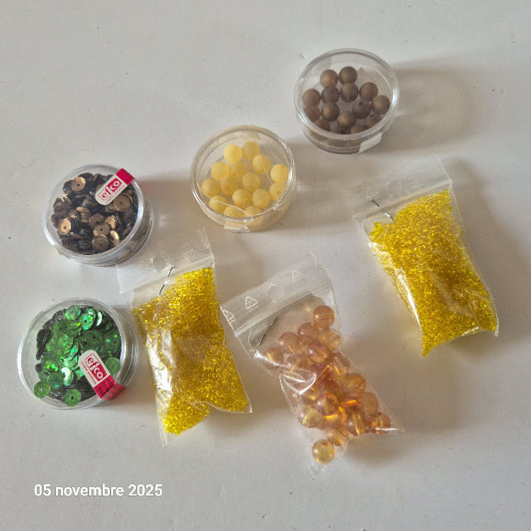 Lot de perles en verre et de sequins de couleurs diff�rentes 7 Saumur (49)