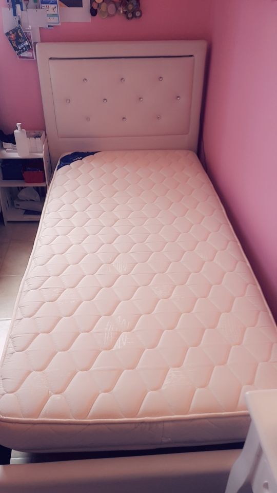 Lit 90�190 une personne avec matelas simili cuir + LED 150 Vigneux-sur-Seine (91)
