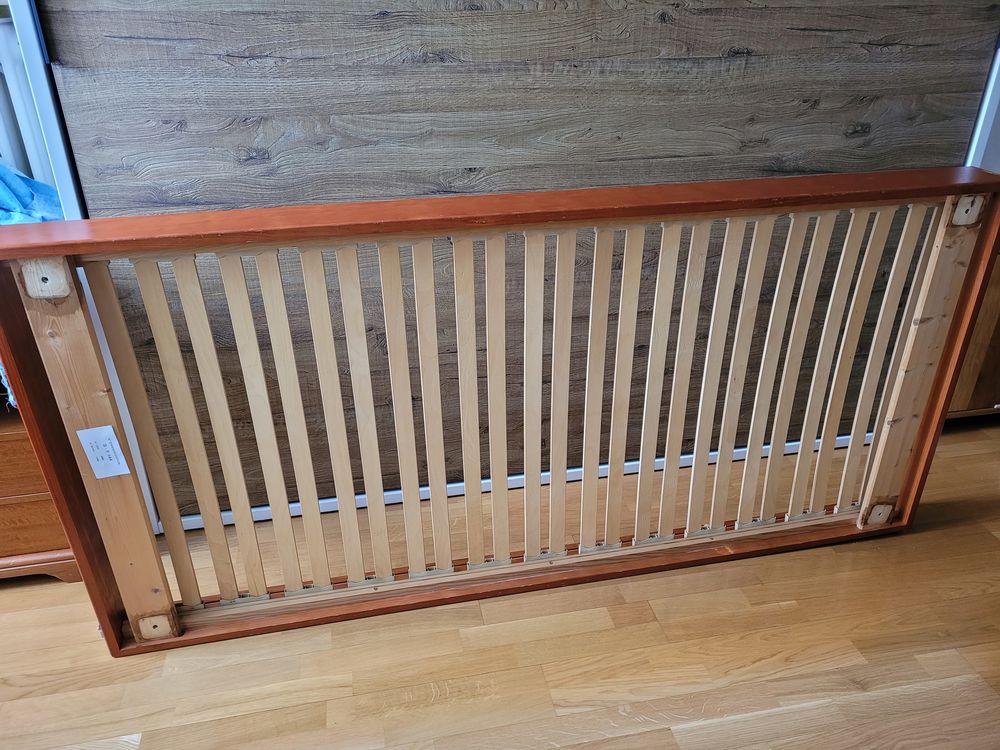 Lit 1 personne avec sommier � lattes en tr�s bon �tat.
0 Paris 18 (75)