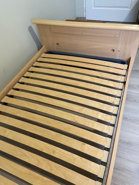 Lit en pin 1 personne avec sommier � lattes 40 Bressuire (79)