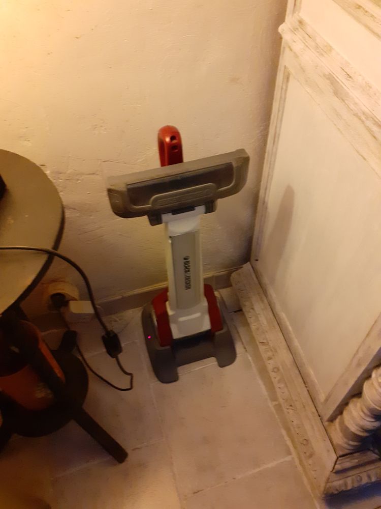 Petit aspirateur portable peu lourd et pratique pour des esc 19 Aups (83)