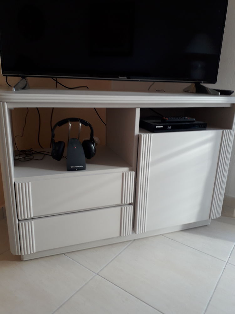 Petit bahut ou meuble TV
Tr�s bon �tat 100 Saint-Est�ve (66)