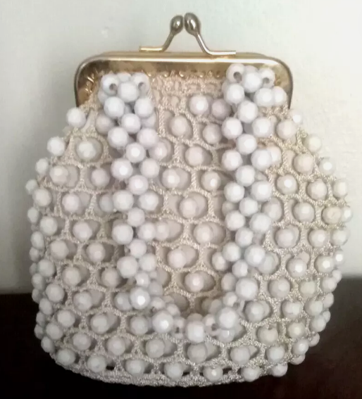 Petit sac ou bourse ann�es 60/70 en perles couleur blanches 20 Roquefort-les-Pins (06)