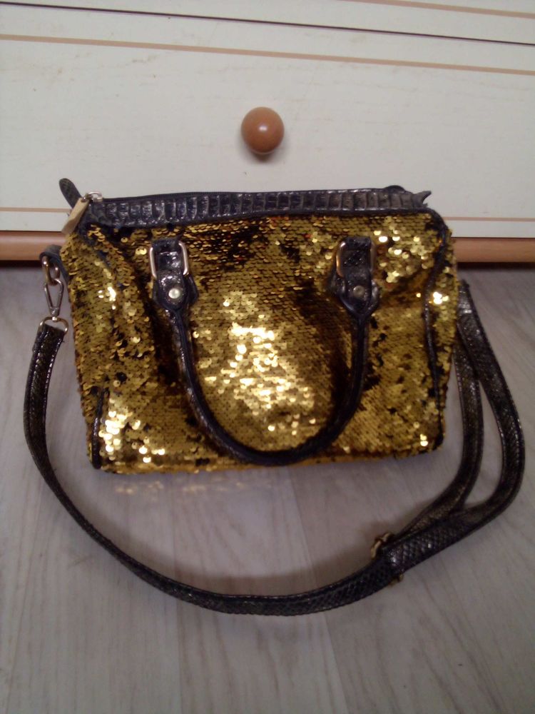 petit sac brillant emitation or. 25 �vreux (27)