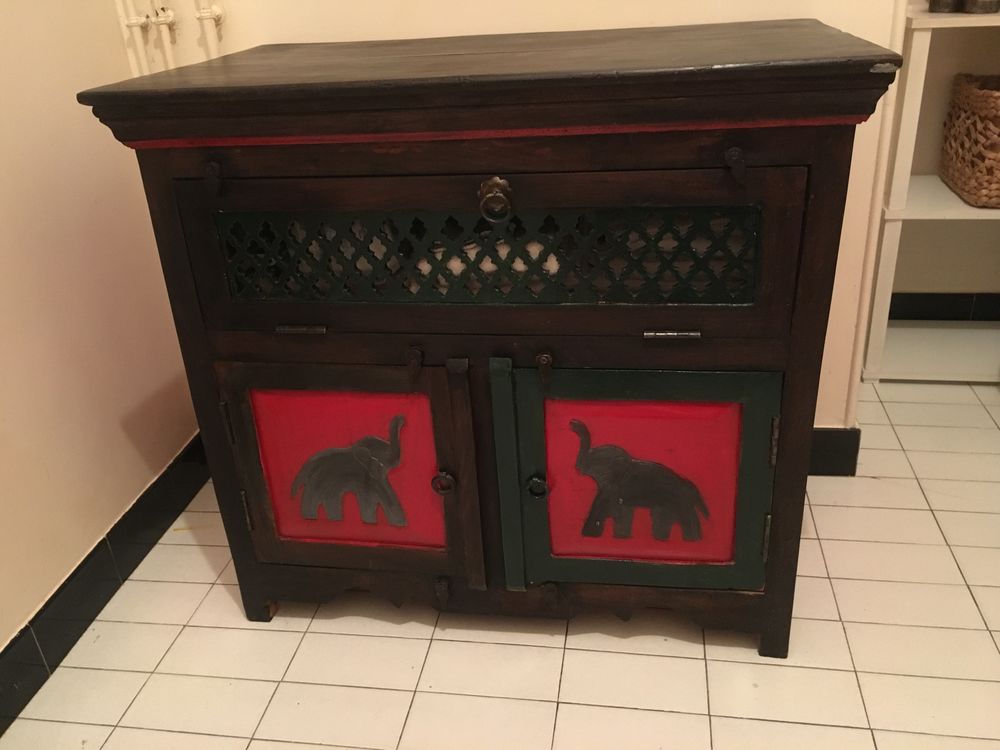 Petit buffet laqu� rouge. 0 Paris 17 (75)