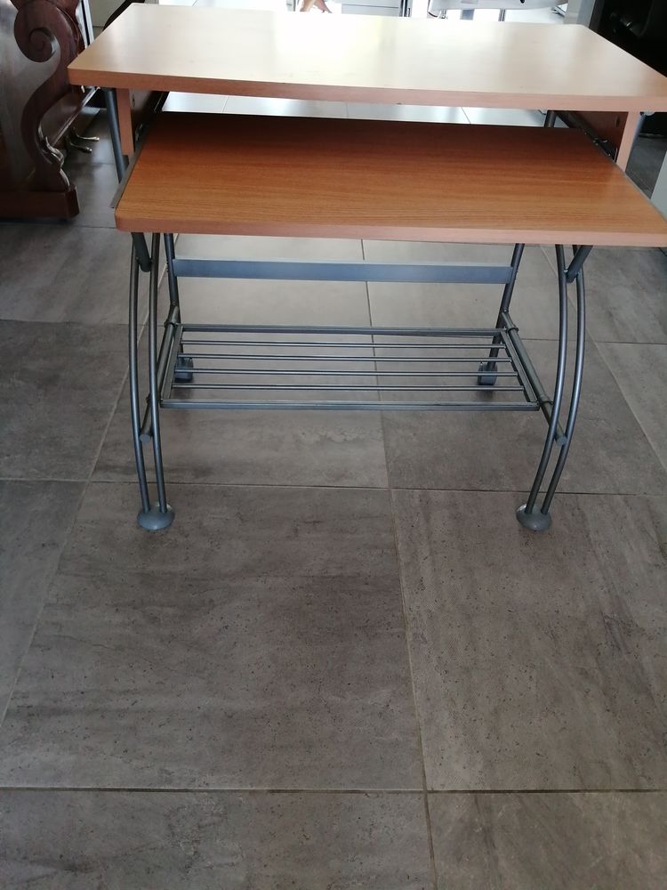 Petit bureau pour ordinateur, peut convenir � tous le monde 20 Redessan (30)