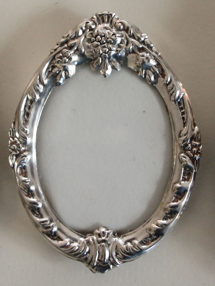 1 petit cadre photo ovale en argent sterling repouss� 60 Issy-les-Moulineaux (92)