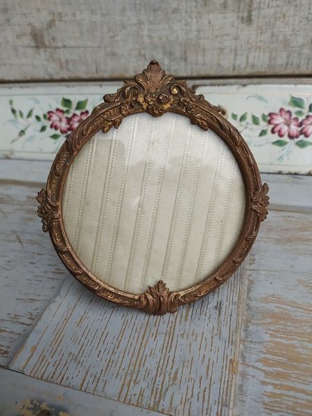 Petit Cadre Porte Photo M�tal Dor� Style R�gence 
32 Loches (37)