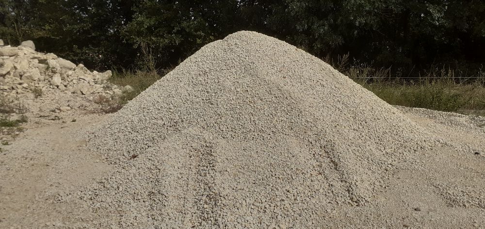 Petit cailloux blanc terrassement minipelle 20 Germond-Rouvre (79)