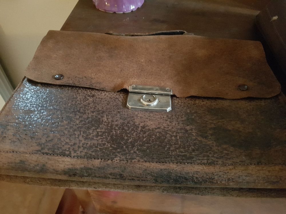 Petit cartable d'�colier en cuir marron, vintage, en l'�tat, 25 Mouxy (73)