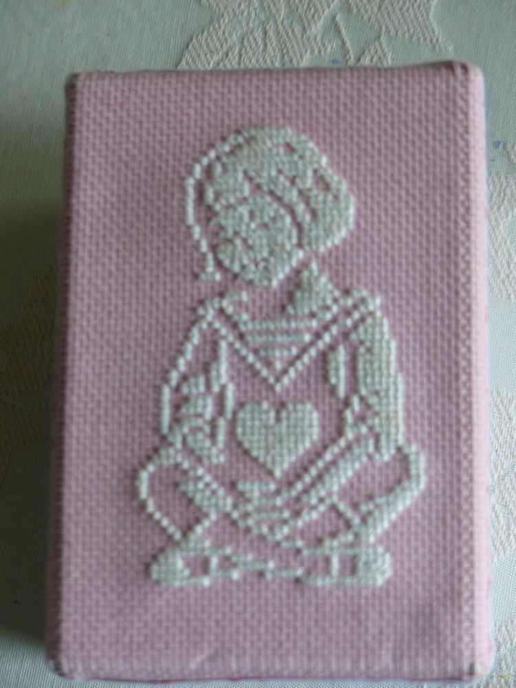  petit coffret
th�me  :   l'enfant  
au point de croix 7 Roclincourt (62)