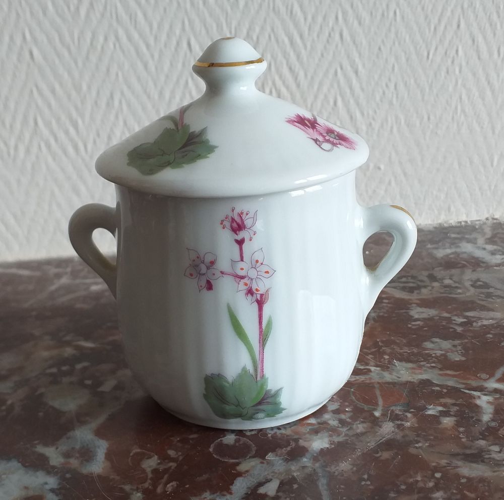 Petit pot couvert avec anses, haute porcelaine du Berry L lourioux 6 Montauban (82)