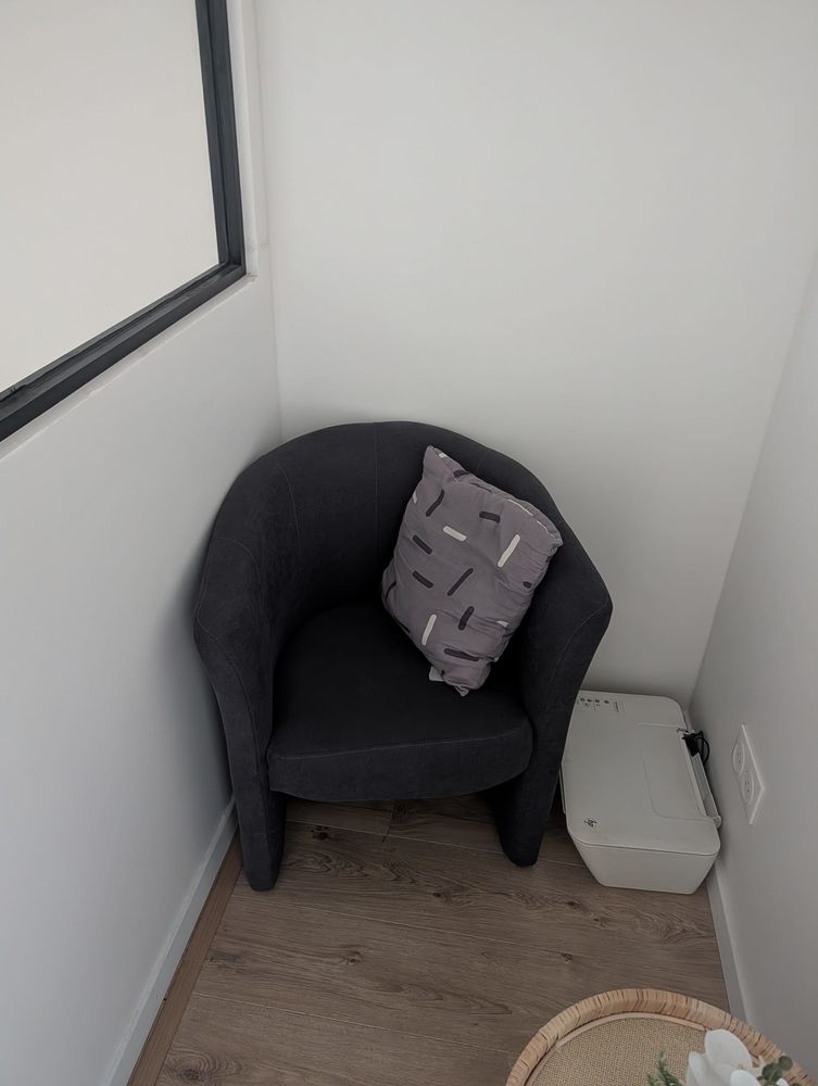 Petit fauteuil gris fonc� 20 �ragny (95)