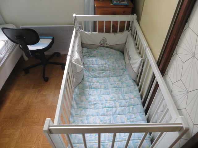 le petit a  grandi  donc le lit est � prendre 100 Villefontaine (38)