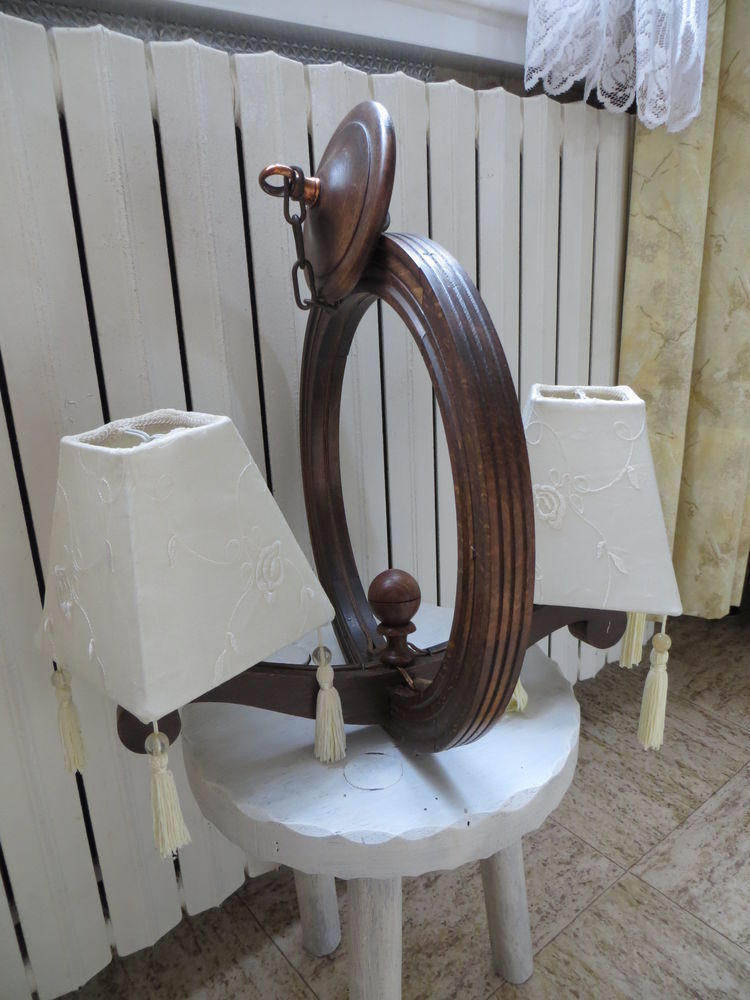 Petit lustre bois fonc�.
10 Saint-Nazaire (44)