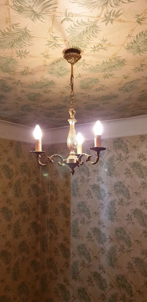  Petit lustre en bronze � 3 branches. 49 Amilly (45)