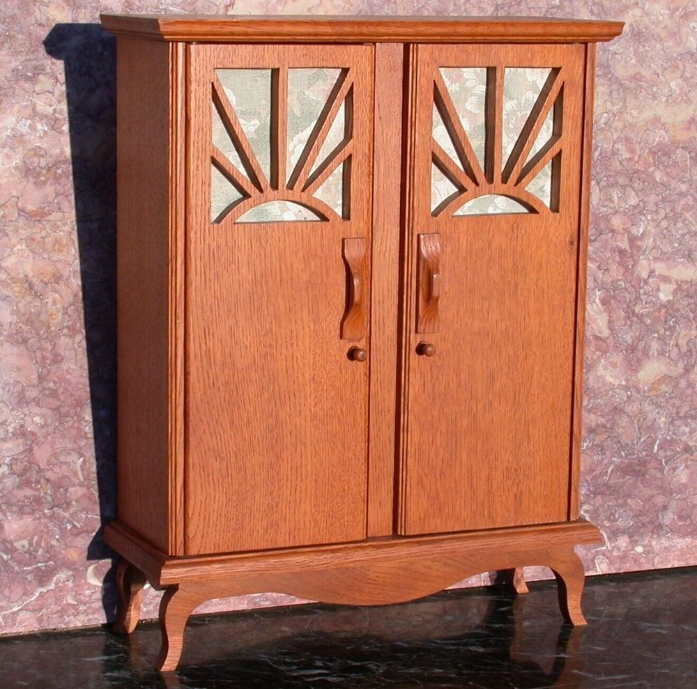 Petit meuble en bois ch�ne massif : armoire � jouets 69 Vannes (56)