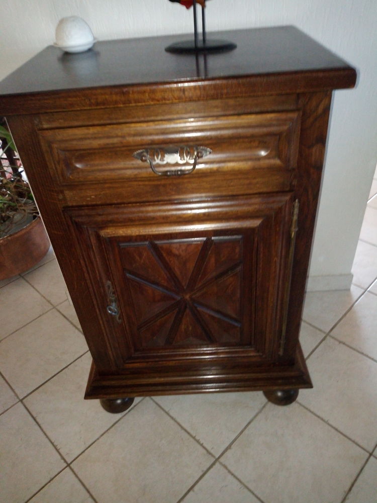 Petit meuble ch�ne massif
50 Saint-Martin-de-R� (17)