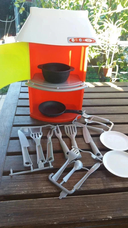 petit meuble cuisine et ustensiles 2 assiettes fourchettes c 5 Ollioules (83)