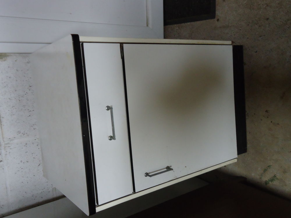  1 petit meuble (de rangement) en bon �tat :
15 P�riers (50)