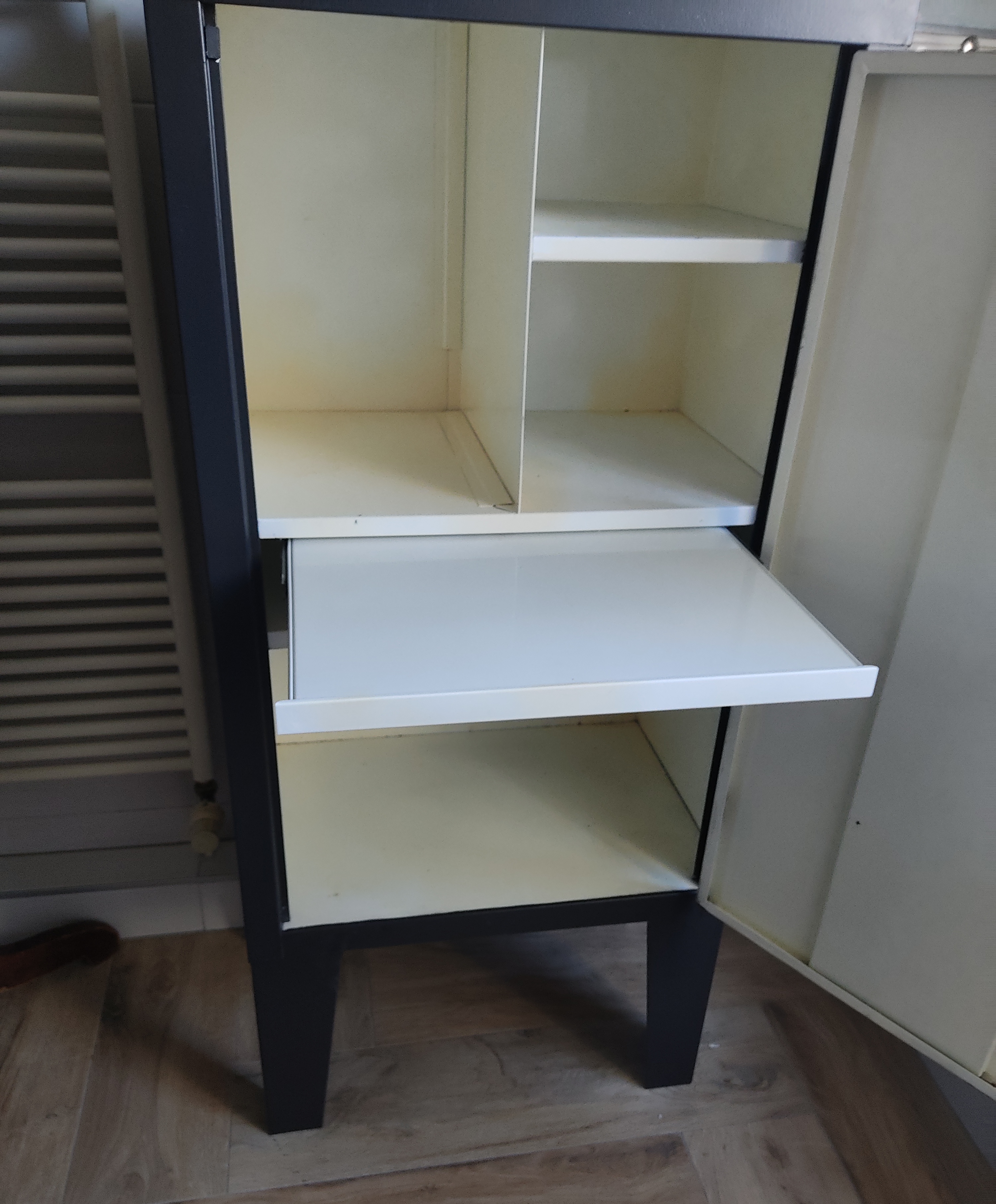 Petit meuble de rangement en m�tal gris avec �tag�res. 80 Erstein (67)