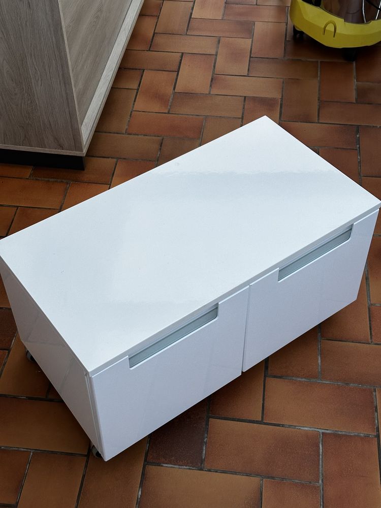 Petit meuble de salle de bain ou autre � roulettes. 30 Courcy (51)