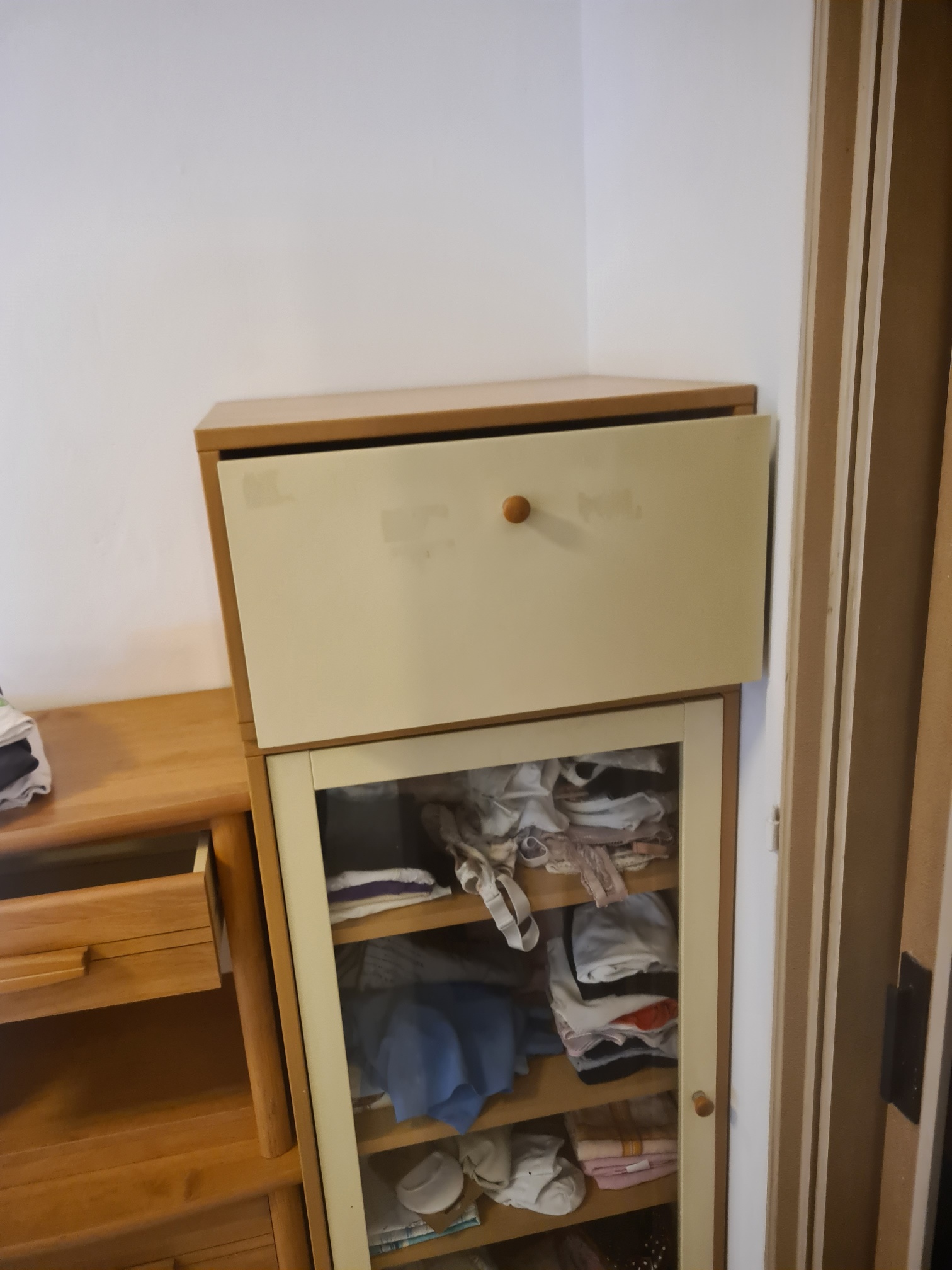 Petit meuble vitrine 4 etageres.
30 St Isidore (06)