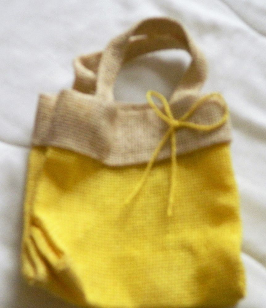 Petit panier jaune pour plante en pot 1 Villiers (86)