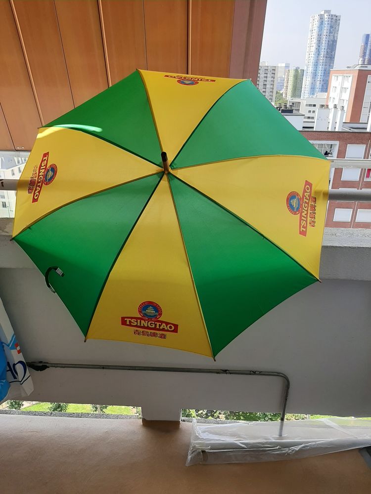 1    PETIT PARAPLUIE  DIAM�TRE 1M  LONGUEUR 80CM 
NEUF
20 Puteaux (92)