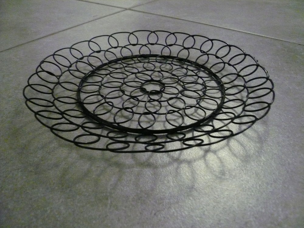 Petit plat / assiette en fil de fer noir 2 Boisset-et-Gaujac (30)