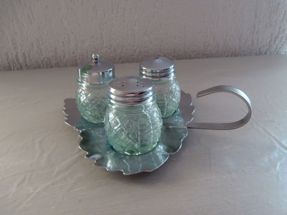 Petit plateau en m�tal argent�, avec 3 flacons 5 Paris 11 (75)